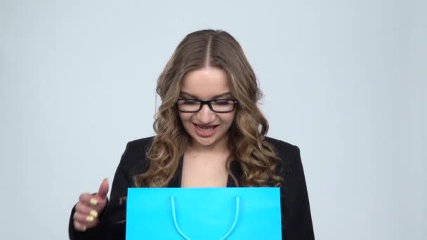 Lány örömmel vesz ki csomagot, akkor néz bele, és nagyon ideges, lassított — Stock videók