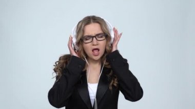 Kadın dans büyük beyaz kulaklıklar, yavaş hareket müzik keyfini çıkarın