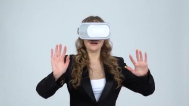 Sanal gerçeklik kulaklık veya 3d gözlük, yavaş hareket ile Mutlu genç kadın