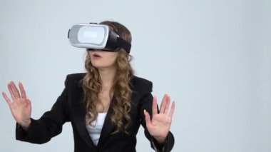 Sanal gerçeklik kulaklık veya 3d gözlük, yavaş hareket ile mutlu kadın