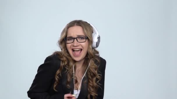 웃는 여자 춤 큰 흰색 이어폰, 슬로우 모션에서 음악을 즐길 수 — 비디오