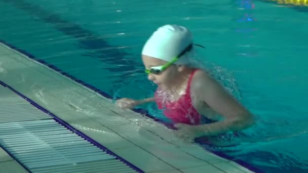 Nageur adolescent professionnel sortant de la piscine, Mouvement lent . — Video