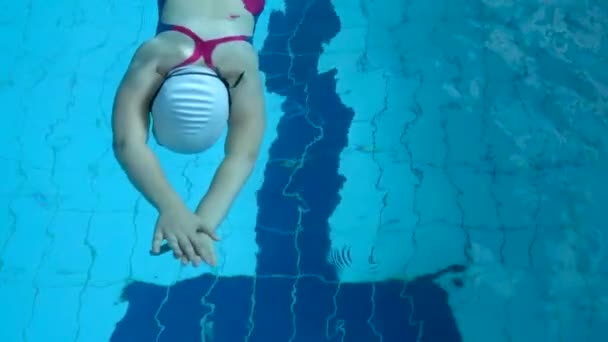 Acabamento de natação. Movimento lento da jovem nadadora praticando freestyle na piscina — Vídeo de Stock