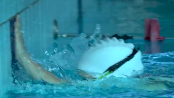 Acabamento de natação. Retrato de adolescente profissional nadador em óculos emergentes da piscina — Vídeo de Stock