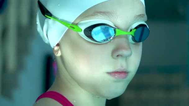 Adolescente chica en gafas mirando a la cámara en la piscina, de cerca . — Vídeos de Stock