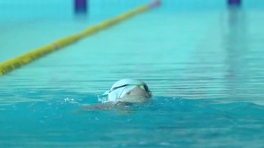 Su Yüzme havuzunda Pratik Yapan Profesyonel Yüzücü.