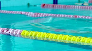 Su Yüzme havuzunda Pratik Yapan Profesyonel Yüzücü.