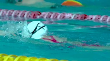 Su Yüzme havuzunda Pratik Yapan Profesyonel Yüzücü.