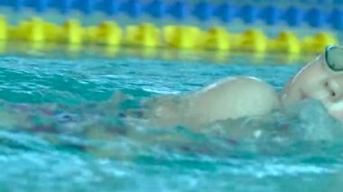 Su Yüzme havuzunda Pratik Yapan Profesyonel Yüzücü.