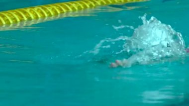 Su Yüzme havuzunda Pratik Yapan Profesyonel Yüzücü.