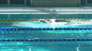 Amator Yüzücü Su Yüzme havuzunda pratik.