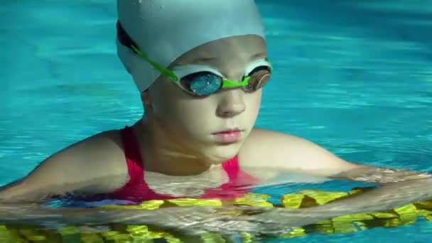 Chica adolescente cara en la piscina. Primer plano del retrato de mujer sonriendo en el agua de la piscina del complejo . — Vídeo de stock