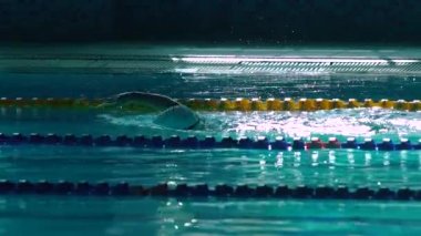 Amator Yüzücü Su Yüzme havuzunda pratik.