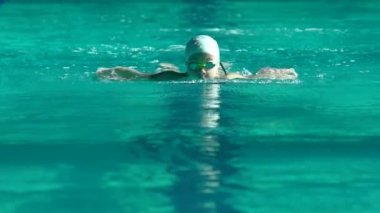 Amator kadın atlet kapalı yüzme havuzu, Yavaş hareket, Full Hd sabit atış eğitim sırasında kelebek inme yapıyor