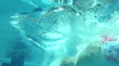 Havuzda atlayan kızın sualtı görünümü, yavaş çekim