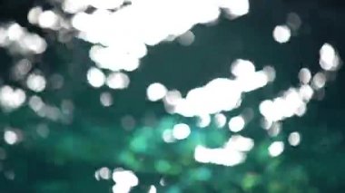 Bokeh güneş parlama su yüzeyine yansıyan.