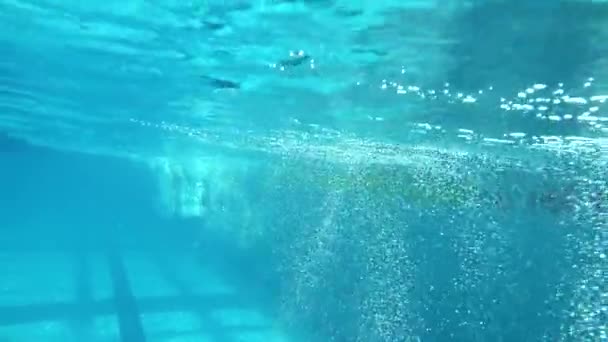 Onderwater bubbel in het water van de zwemmer in het zwembad. — Stockvideo