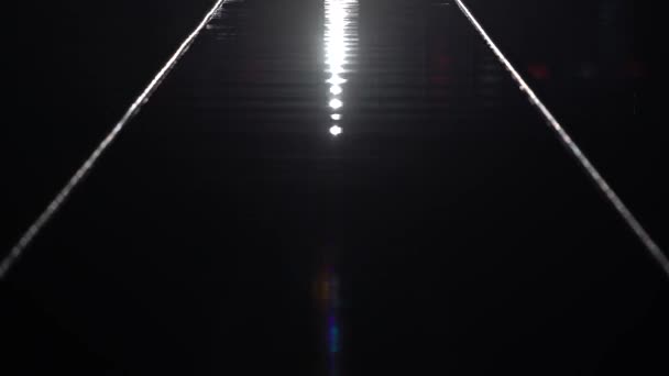 Piscina vacía con agua de camino lunar y pista divisoria para nadar. Agua azul en la piscina. Tiro nocturno . — Vídeos de Stock