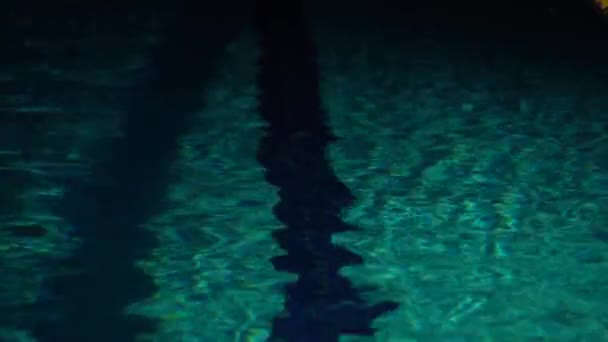 Primer plano de las olas sobre aguas profundas en la piscina nocturna . — Vídeos de Stock