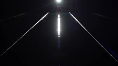 Ay yolu su ve bölücüler yüzme için parça ile Boş havuz. Yüzme havuzunda mavi su. Gece çekimi.
