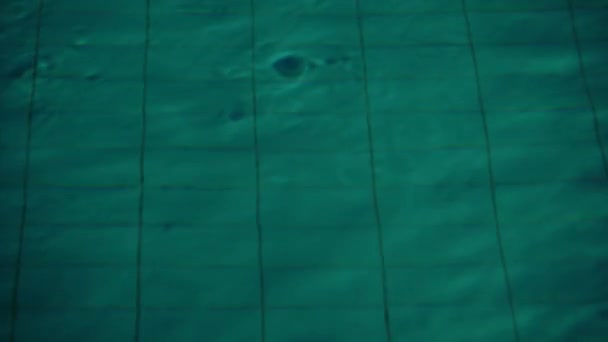 Gros plan des vagues au-dessus de l'eau profonde dans la piscine de nuit . — Video