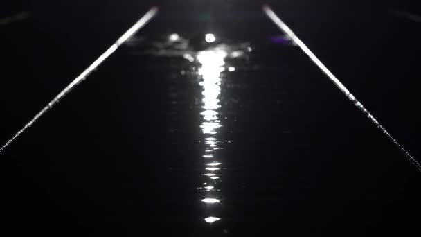 Nageur Pratiquant dans l'eau Piscine avec sentier lunaire de l'eau et des diviseurs piste pour la natation. Plan nocturne . — Video