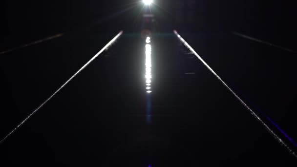 Piscina vacía con agua de camino lunar y pista divisoria para nadar. Agua azul en la piscina. Tiro nocturno . — Vídeos de Stock