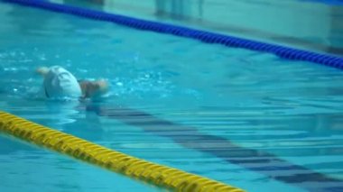 Su Yüzme havuzunda Pratik Yapan Profesyonel Yüzücü.