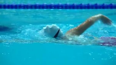 Su Yüzme havuzunda Pratik Yapan Profesyonel Yüzücü.