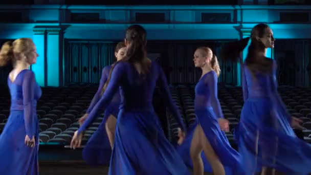 Grupp ung skicklig ballerinor dansande modern balett på arrangera av stor korridor. Flickor som tittar på auditoriet. Generalrepetition före föreställning. — Stockvideo