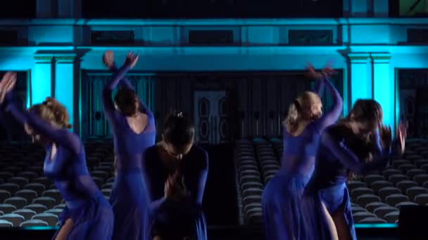 Grupo de jóvenes bailarinas hábiles bailando ballet moderno en el escenario de gran salón. Chicas mirando el auditorio. Ensayo general antes de la actuación . — Vídeos de Stock