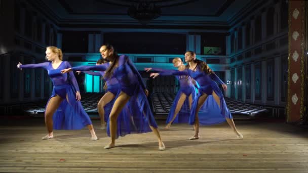 Na pódiu velké haly si seskupte šikovné baletíny tance moderního baletu. Děvčata se dívají na Auditorium. Zkouška před výkonem. — Stock video