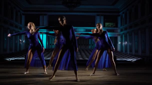 Grupo de jóvenes bailarinas hábiles bailando ballet moderno en el escenario de gran salón. Chicas mirando el auditorio. Ensayo general antes de la actuación . — Vídeo de stock