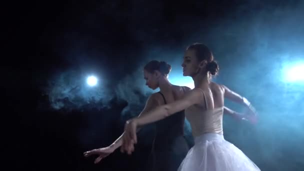 Flexibla ballerinor i vit och svart tutu spinning i dans. Närbild — Stockvideo