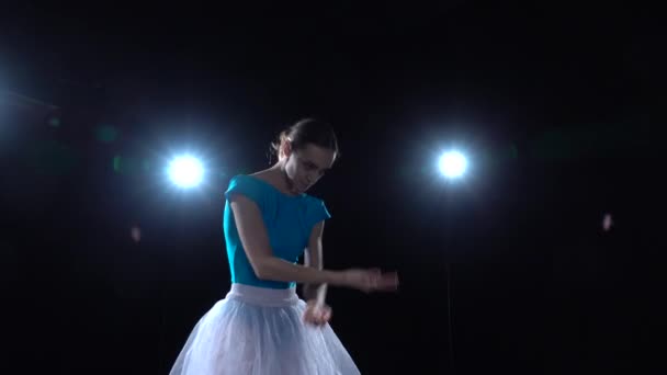 Bailarina finamente delgada en tutú blanco bailando elementos clásicos de ballet. De cerca. — Vídeo de stock