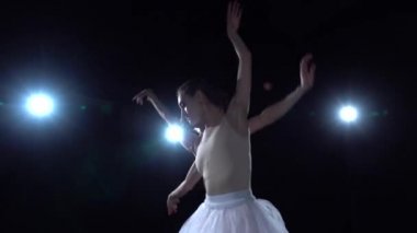 İki balerin dans ederken siyah ve beyaz etekli. Kapat.