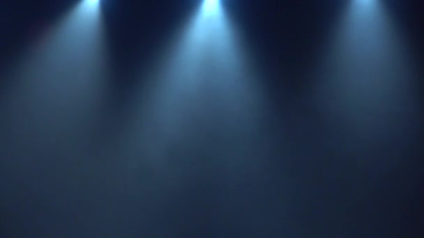 Quadro negro escuro com três luzes de palco holofotes com neblina — Vídeo de Stock