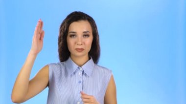 Genç bayan bir şey söylüyor ve el kol hareketi yapıyor.