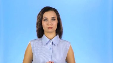 Güzel genç bayan dinliyor ve baş parmağını kaldırıyor.