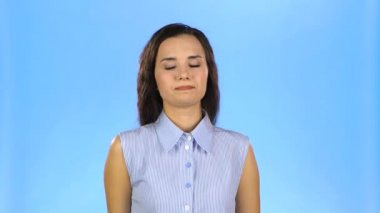 Genç bayan şok olmuş ve hayal kırıklığına uğramış bir şekilde facepalm ve yuvarlanan gözler yapıyor.