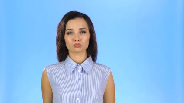 Mladá žena dělá kachní obličej a ukazuje prostředníček — Stock video