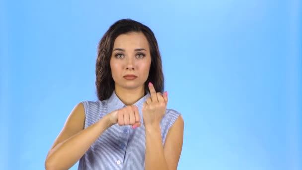 Ładna kobieta pokazuje pięść i środkowy palec. Kurwa, podpisz.. — Wideo stockowe