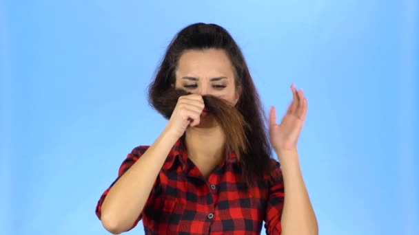 Unga kvinna gör mustasch av sitt hår — Stockvideo