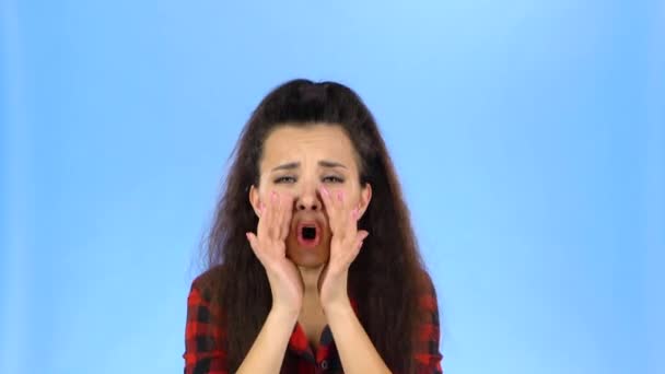 Hübsche Dame schreit mit den Händen in der Nähe ihres Mundes — Stockvideo