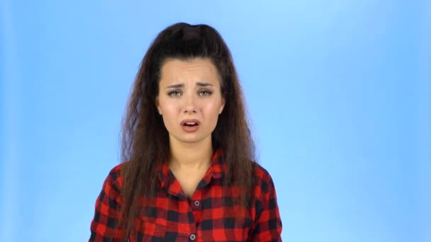 若い可愛い女性は動揺して泣いてる — ストック動画