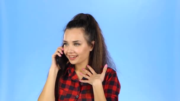Vacker kvinna flörtar per telefon — Stockvideo