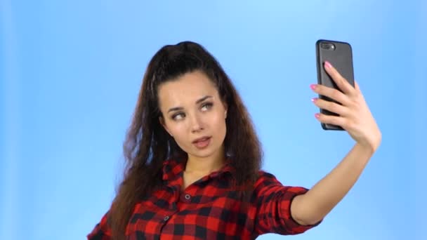 Femme est réfléchie et puis faire du selfie sur son téléphone — Video