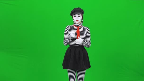 MIME holka, co se dívá do zrcadla na rtěnku. Klíč Chroma. — Stock video