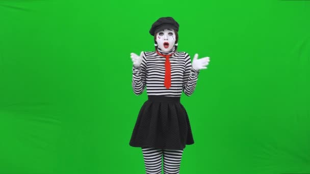 Mime girl a l'air heureuse, souriante, montrant un signe cardiaque. Clé chromatique . — Video