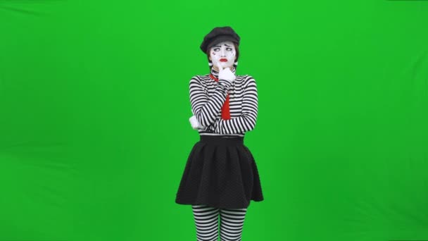 MIME holka o něčem přemýšlí, mám nápad. Klíč Chroma. — Stock video